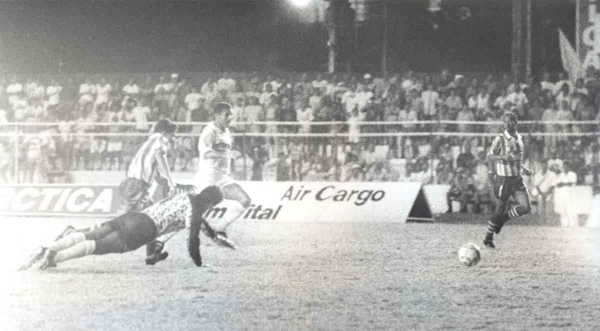 Em 1993, numa poca em que a Copa do Brasil era mais enxuta, o Nutico eliminou o CRB na primeira fase com duas vitrias: 1 a 0 fora de casa e fcil 5 a 0 nos Aflitos. Com isso, o Timbu chegou s oitavas de final, quando parou no Cruzeiro. At venceu em casa, por 1 a 0, mas a derrota por 2 a 0 eliminou o time alvirrubro.