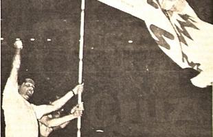 1986 - O presidente Jos Neves invade o gramado da Ilha e finca a bandeira no centro no ttulo conquistado em 1986