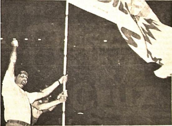 1986 - O presidente José Neves invade o gramado da Ilha e finca a bandeira no centro no título conquistado em 1986