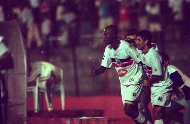 2001 - No último jogo disputado na Série A, vitória do Santa Cruz por 2 a 1, com um dos gols marcado por Grafite, na Ilha do Retiro