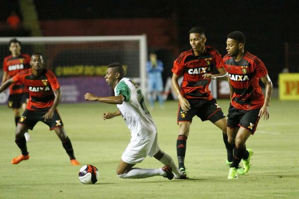 Em mais uma noite de arquibancadas vazias pelo Estadual (foram pouco mais de dois mil torcedores), Sport e Belo Jardim fizeram uma partida de poucas emoes na Ilha