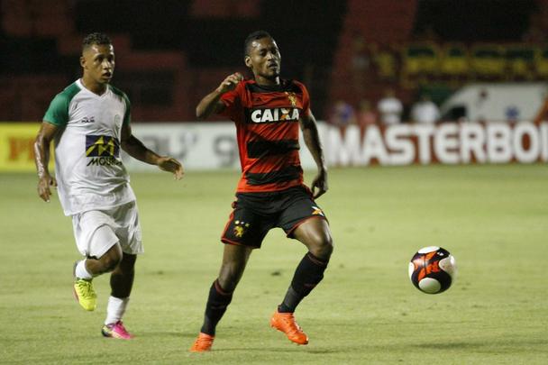 Em mais uma noite de arquibancadas vazias pelo Estadual (foram pouco mais de dois mil torcedores), Sport e Belo Jardim fizeram uma partida de poucas emoes na Ilha
