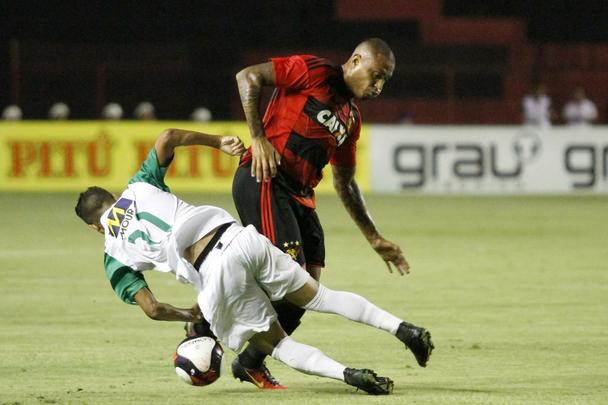 Em mais uma noite de arquibancadas vazias pelo Estadual (foram pouco mais de dois mil torcedores), Sport e Belo Jardim fizeram uma partida de poucas emoes na Ilha