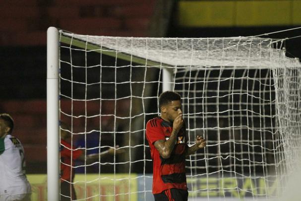Em mais uma noite de arquibancadas vazias pelo Estadual (foram pouco mais de dois mil torcedores), Sport e Belo Jardim fizeram uma partida de poucas emoes na Ilha
