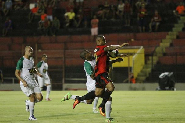 Em mais uma noite de arquibancadas vazias pelo Estadual (foram pouco mais de dois mil torcedores), Sport e Belo Jardim fizeram uma partida de poucas emoes na Ilha