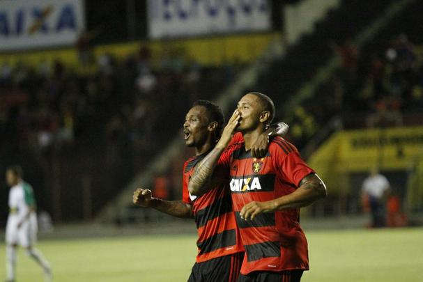 Em mais uma noite de arquibancadas vazias pelo Estadual (foram pouco mais de dois mil torcedores), Sport e Belo Jardim fizeram uma partida de poucas emoes na Ilha