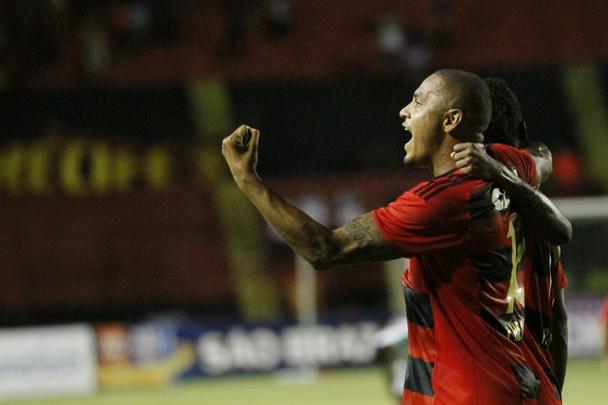 Em mais uma noite de arquibancadas vazias pelo Estadual (foram pouco mais de dois mil torcedores), Sport e Belo Jardim fizeram uma partida de poucas emoes na Ilha