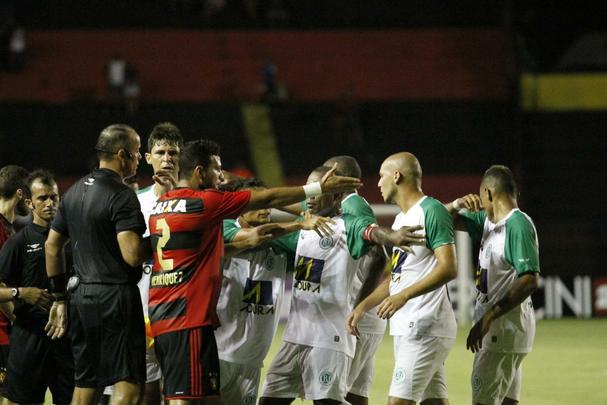 Em mais uma noite de arquibancadas vazias pelo Estadual (foram pouco mais de dois mil torcedores), Sport e Belo Jardim fizeram uma partida de poucas emoes na Ilha