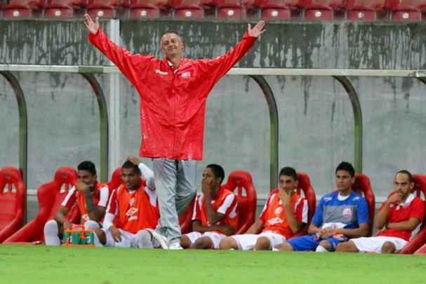 Lisca - não renovou com o Internacional, após fracassar na missão quase impossível de livrar o time do rebaixamento no Brasileiro da Série A do ano passado. O treinador acumula duas passagens pelo Náutico, em 2014 e 2015. Ao todo, são 61 jogos comandando o Timbu