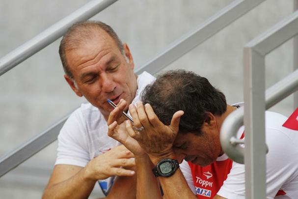Após uma negociação que se iniciou logo após a saída de Dado Cavalcanti, o Náutico anunciou Milton Cruz, ex auxiliar técnico do São Paulo, como novo comandante. O Timbu foi o primeiro time assumido por Milton como interino. Pelo Alvirrubro, foram 12 jogos, sendo cinco vitórias, quatro empates e somente três derrotas. Após a derrota por 2 a 1 para o Santa Cruz no jogo de ida pelo 3º lugar do Pernambucano, o treinador foi dispensado do clube alegando dificuldades financeiras de mantê-lo no cargo. Em nota oficial, no entanto, Cruz frisou que não recebeu proposta para reduzir salário e assegurou ter sido demitido por opção da diretoria