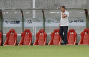 Waldemar Lemos foi apresentado como novo t�cnico do N�utico no dia 9 de maio. Chegou para substituir Milton Cruz, que foi dispensado pelo Alvirrubro em um processo de readequa��o financeira no clube. O curto trabalho em 2017 marcou a terceira passagem de Waldemar pelo Timbu, que havia comandado o clube ainda em 2009 e em 2011. Nesta temporada, o t�cnico esteve a frente do time da Rosa e Silva por oito partidas, sendo sete na S�rie B do Brasileiro e uma no Pernambucano, resultando em tr�s empates e cinco derrotas. Um aproveitamento de 12,5%  que deixou o Timbu na lanterna do nacional.