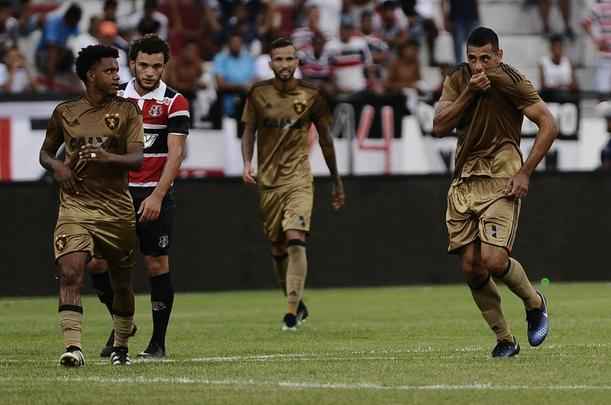 No primeiro Clssico das Multides da temporada, Tricolor e Rubro-negro ficaram no empate no Arruda com gols de Halef Pitbull e Diego Souza 