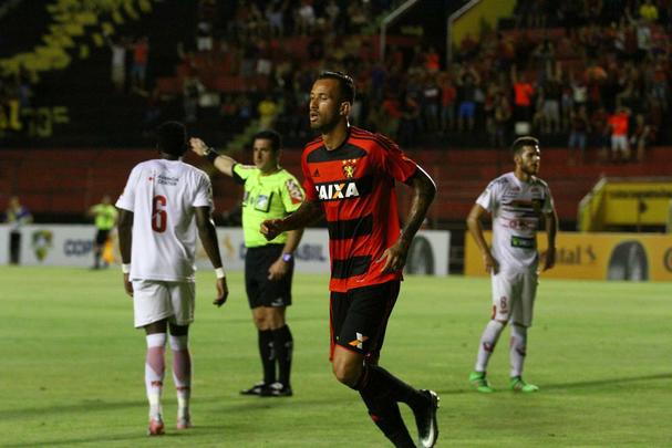 Em Ilha do Retiro com pblico mnimo, rubro-negros garantiram a classificao com gols de Leandro Pereira (2) e Rogrio. Prximo adversrio ser o Boa Vista-RJ.