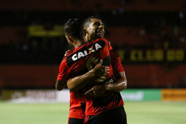 Em Ilha do Retiro com pblico mnimo, rubro-negros garantiram a classificao com gols de Leandro Pereira (2) e Rogrio. Prximo adversrio ser o Boa Vista-RJ.