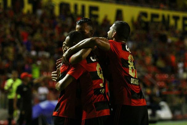 Em Ilha do Retiro com pblico mnimo, rubro-negros garantiram a classificao com gols de Leandro Pereira (2) e Rogrio. Prximo adversrio ser o Boa Vista-RJ.