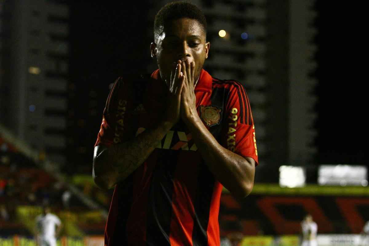 Pela 23 rodada, na Ilha do Retiro, um empate por 1 a 1 diante do Santos. Na ocasio, o time paulista foi responsvel por abrir o placar no Recife. No demorou muito at Andr balanar as redes adversrias novamente. Seis minutos depois o Sport garantiria o empate.