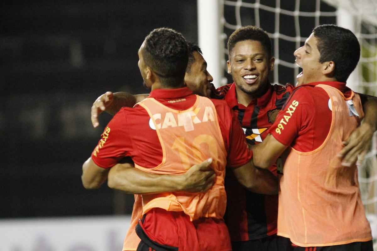 Na Ilha do Retiro, o primeiro 'internacional' pelo Sport. O Rubro-negro abria as quartas de final na Copa  Sul-Americana diante do Huracn em setembro de 2015. Confronto marcava a estreia do tcnico Falco aps a sada de Eduardo Baptista. No fim da noite, o resultado no foi dos mais positivos. Andr abriu o placar diante da equipe argentina, mas viu o Leo levar o empate com um pnalti aos 30 minutos do segundo tempo. 