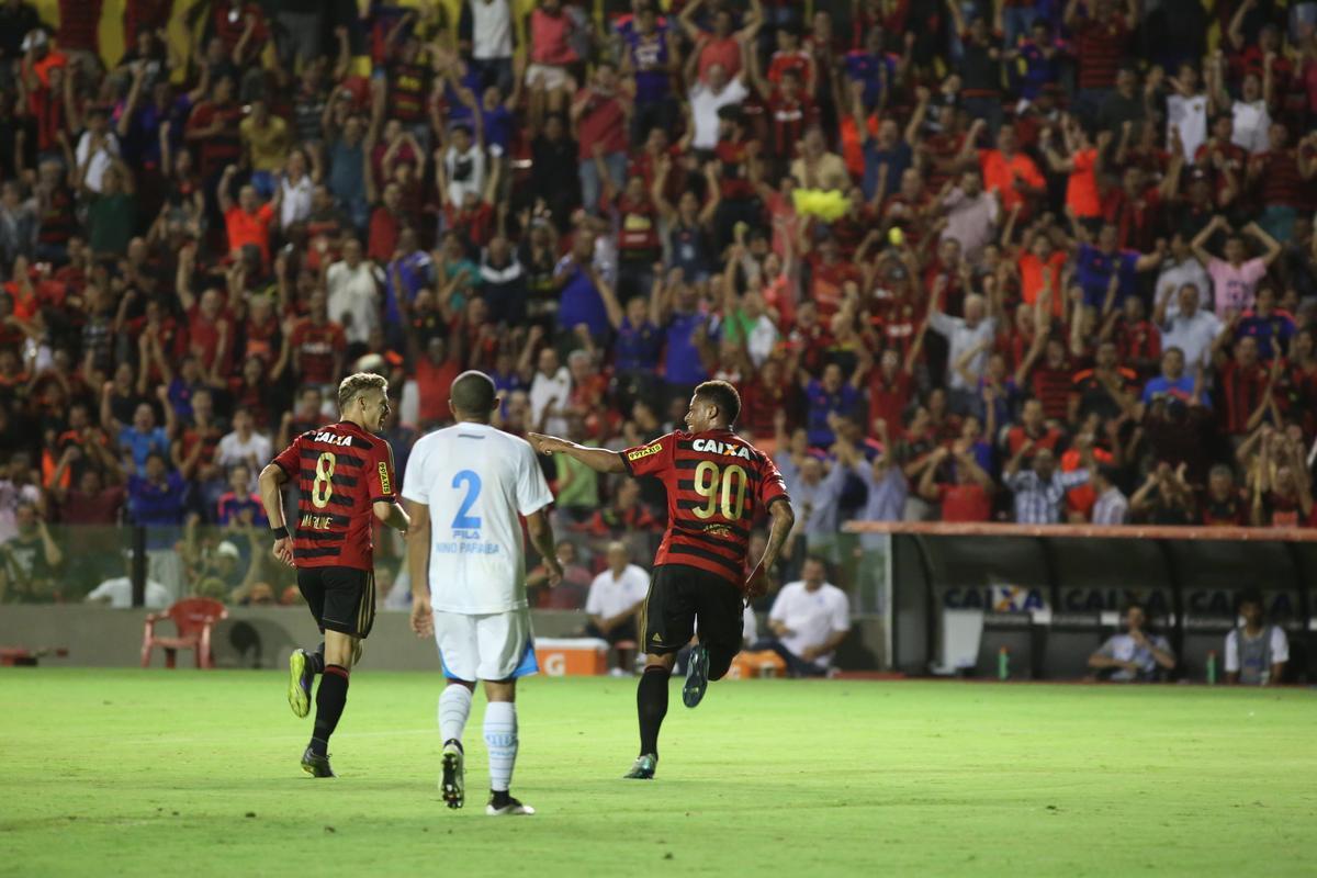 Pela 30 rodada do Brasileiro, nas mos de Falco, a busca por uma recuperao no campeonato. Diante do Ava numa noite de quarta-feira, na Ilha do Retiro, vitria por 3 a 0 para o Leo. O time que saiu vaiado no intervalo, voltou com outra postura. Rgis abriu o placar, mas foi dos ps de Andr que saram os outros dois. Aps passe de letra de Marlone, Andr ficou numa boa para ampliar. Aos 39, o atacante decretava o resultado final.