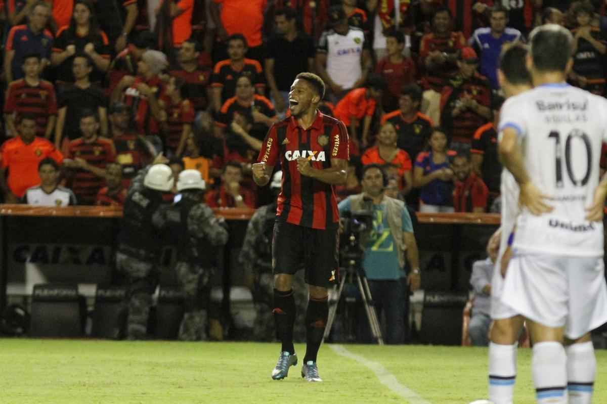 Na Ilha do Retiro, pela 34 rodada, diante do Grmio, mais uma marca. Definitivo, Andr abriria o placar aos 39 minutos de jogo e o resultado no terminaria diferente disso. Com a vitria, o Leo igualou a melhor pontuao em sua histria nos pontos corridos, alcanando os 52. O resultado levou o clube  stima posio da tabela e deixou o Rubro-negro a somente dois pontos do G4 e consequente classificao  Libertadores.