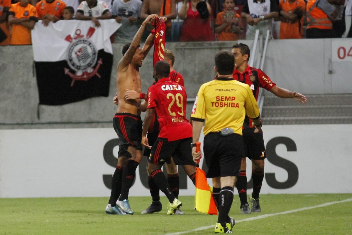 O ltimo daquele ano, no poderia acontecer em cenrio diferente. O Sport se despedia da torcida rubro-negra em um confronto diante do Corinthians, j campeo brasileiro por antecipao, na Arena de Pernambuco. Naquela noite, o Leo carimbava a faixa do time paulista com uma vitria por 2 a 0 no Recife. Aps um primeiro tento de Matheus Ferraz, aos 91 minutos, prestes a ouvir o apito final, Andr balanava as redes pelo Sport pela ltima vez naquele ano.