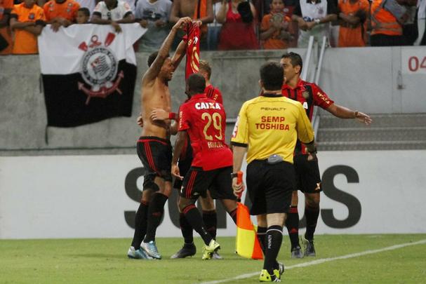 O último daquele ano, não poderia acontecer em cenário diferente. O Sport se despedia da torcida rubro-negra em um confronto diante do Corinthians, já campeão brasileiro por antecipação, na Arena de Pernambuco. Naquela noite, o Leão carimbava a faixa do time paulista com uma vitória por 2 a 0 no Recife. Após um primeiro tento de Matheus Ferraz, aos 91 minutos, prestes a ouvir o apito final, André balançava as redes pelo Sport pela última vez naquele ano.