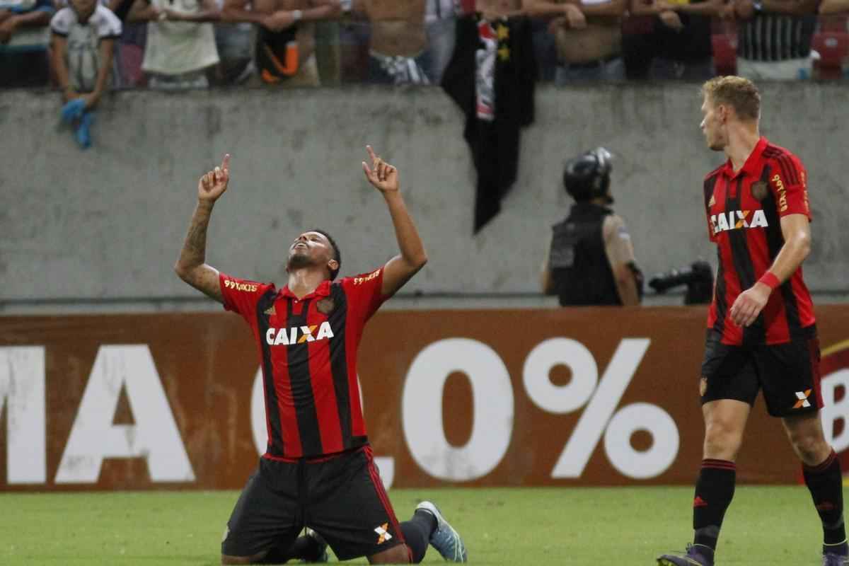 O ltimo daquele ano, no poderia acontecer em cenrio diferente. O Sport se despedia da torcida rubro-negra em um confronto diante do Corinthians, j campeo brasileiro por antecipao, na Arena de Pernambuco. Naquela noite, o Leo carimbava a faixa do time paulista com uma vitria por 2 a 0 no Recife. Aps um primeiro tento de Matheus Ferraz, aos 91 minutos, prestes a ouvir o apito final, Andr balanava as redes pelo Sport pela ltima vez naquele ano.