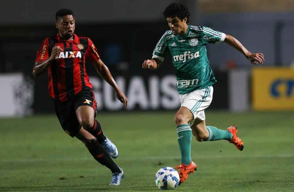 Na reta final do Brasileiro, pela 32 rodada, uma marca posta abaixo. O Sport vinha de 15 confrontos sem sucesso como visitante. Nenhuma vitria. Naquela noite de sbado, diante do Palmeiras, no Pacaembu, a primeira delas. O Leo abriria o placar com Marlone aos 16 minutos e Andr determinaria os nmeros finais aos 13 do segundo tempo, em cobrana de pnalti. 2 a 0 para o Rubro-negro.