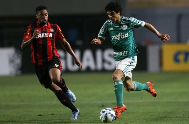 Na reta final do Brasileiro, pela 32ª rodada, uma marca posta abaixo. O Sport vinha de 15 confrontos sem sucesso como visitante. Nenhuma vitória. Naquela noite de sábado, diante do Palmeiras, no Pacaembu, a primeira delas. O Leão abriria o placar com Marlone aos 16 minutos e André determinaria os números finais aos 13 do segundo tempo, em cobrança de pênalti. 2 a 0 para o Rubro-negro.