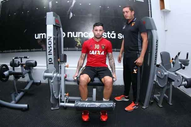 Lateral esquerdo Mena passou exames fsicos e j treina com elenco do Sport