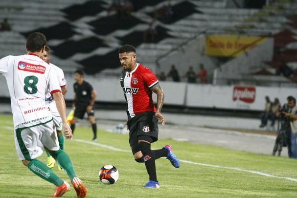 Com gols de Willian Lira e Toty, Salgueiro conquistou três pontos cruciais para garantir vaga nas semifinais do Estadual. O Santa Cruz ainda descontou com um gol contra, mas não conseguiu imprimir maior reação no jogo.