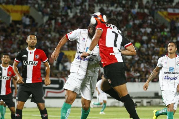 Com gols de Willian Lira e Toty, Salgueiro conquistou três pontos cruciais para garantir vaga nas semifinais do Estadual. O Santa Cruz ainda descontou com um gol contra, mas não conseguiu imprimir maior reação no jogo.