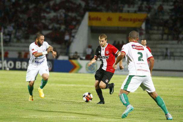 Com gols de Willian Lira e Toty, Salgueiro conquistou três pontos cruciais para garantir vaga nas semifinais do Estadual. O Santa Cruz ainda descontou com um gol contra, mas não conseguiu imprimir maior reação no jogo.