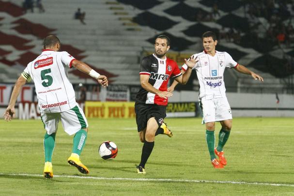 Com gols de Willian Lira e Toty, Salgueiro conquistou três pontos cruciais para garantir vaga nas semifinais do Estadual. O Santa Cruz ainda descontou com um gol contra, mas não conseguiu imprimir maior reação no jogo.