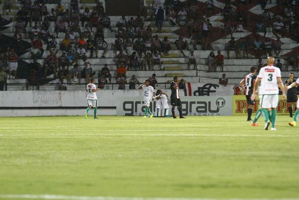 Com gols de Willian Lira e Toty, Salgueiro conquistou três pontos cruciais para garantir vaga nas semifinais do Estadual. O Santa Cruz ainda descontou com um gol contra, mas não conseguiu imprimir maior reação no jogo.