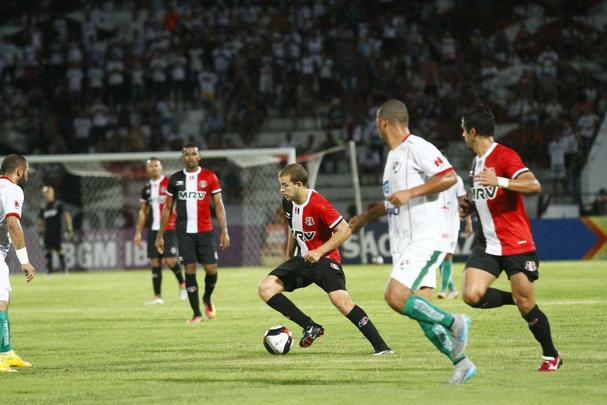 Com gols de Willian Lira e Toty, Salgueiro conquistou três pontos cruciais para garantir vaga nas semifinais do Estadual. O Santa Cruz ainda descontou com um gol contra, mas não conseguiu imprimir maior reação no jogo.