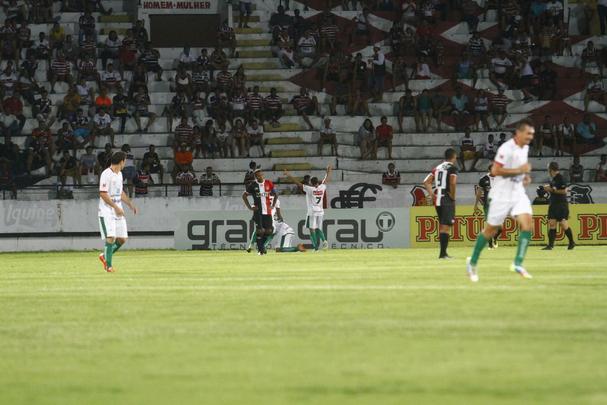Com gols de Willian Lira e Toty, Salgueiro conquistou três pontos cruciais para garantir vaga nas semifinais do Estadual. O Santa Cruz ainda descontou com um gol contra, mas não conseguiu imprimir maior reação no jogo.
