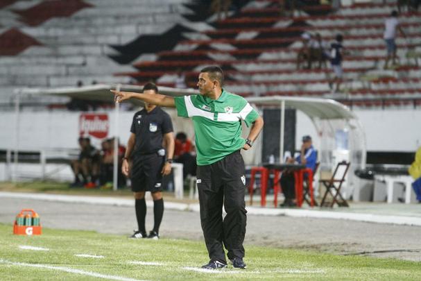 Com gols de Willian Lira e Toty, Salgueiro conquistou três pontos cruciais para garantir vaga nas semifinais do Estadual. O Santa Cruz ainda descontou com um gol contra, mas não conseguiu imprimir maior reação no jogo.