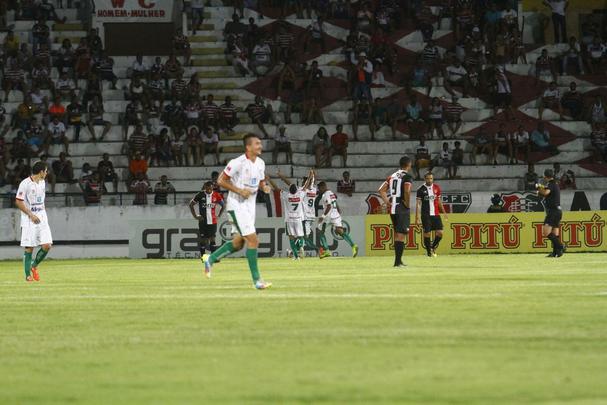 Com gols de Willian Lira e Toty, Salgueiro conquistou três pontos cruciais para garantir vaga nas semifinais do Estadual. O Santa Cruz ainda descontou com um gol contra, mas não conseguiu imprimir maior reação no jogo.