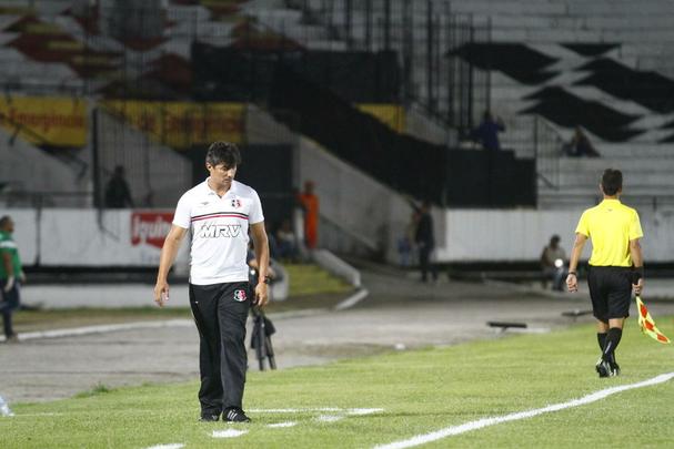 Com gols de Willian Lira e Toty, Salgueiro conquistou três pontos cruciais para garantir vaga nas semifinais do Estadual. O Santa Cruz ainda descontou com um gol contra, mas não conseguiu imprimir maior reação no jogo.
