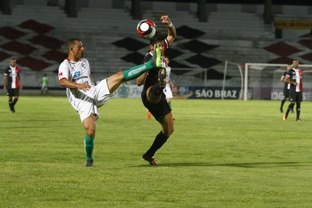 Com gols de Willian Lira e Toty, Salgueiro conquistou três pontos cruciais para garantir vaga nas semifinais do Estadual. O Santa Cruz ainda descontou com um gol contra, mas não conseguiu imprimir maior reação no jogo.