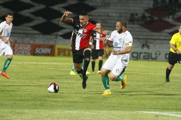 Com gols de Willian Lira e Toty, Salgueiro conquistou três pontos cruciais para garantir vaga nas semifinais do Estadual. O Santa Cruz ainda descontou com um gol contra, mas não conseguiu imprimir maior reação no jogo.