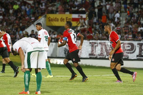 Com gols de Willian Lira e Toty, Salgueiro conquistou três pontos cruciais para garantir vaga nas semifinais do Estadual. O Santa Cruz ainda descontou com um gol contra, mas não conseguiu imprimir maior reação no jogo.