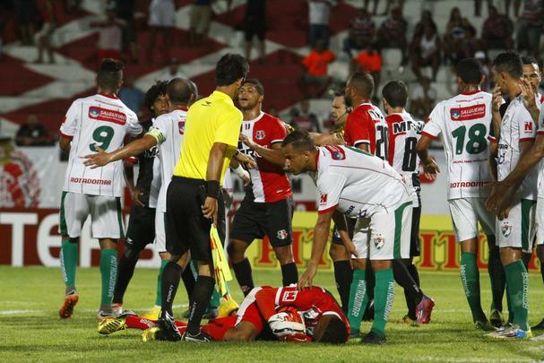 Com gols de Willian Lira e Toty, Salgueiro conquistou três pontos cruciais para garantir vaga nas semifinais do Estadual. O Santa Cruz ainda descontou com um gol contra, mas não conseguiu imprimir maior reação no jogo.