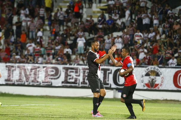 Com gols de Willian Lira e Toty, Salgueiro conquistou três pontos cruciais para garantir vaga nas semifinais do Estadual. O Santa Cruz ainda descontou com um gol contra, mas não conseguiu imprimir maior reação no jogo.