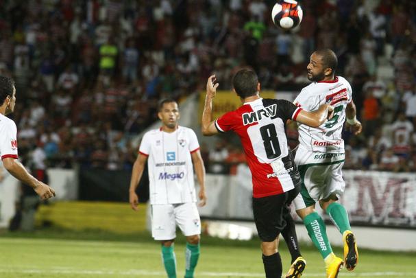 Com gols de Willian Lira e Toty, Salgueiro conquistou três pontos cruciais para garantir vaga nas semifinais do Estadual. O Santa Cruz ainda descontou com um gol contra, mas não conseguiu imprimir maior reação no jogo.