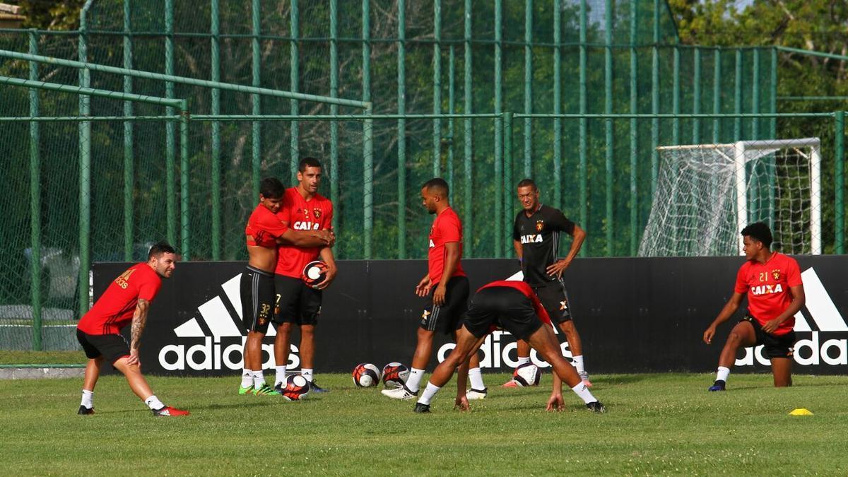 Festejado pelos companheiros do Sport, Diego Souza foi convocado por Tite, nesta sexta-feira, para disputar os dois prximos jogos das Eliminatrias pela seleo brasileira, contra Uruguai e Paraguai.