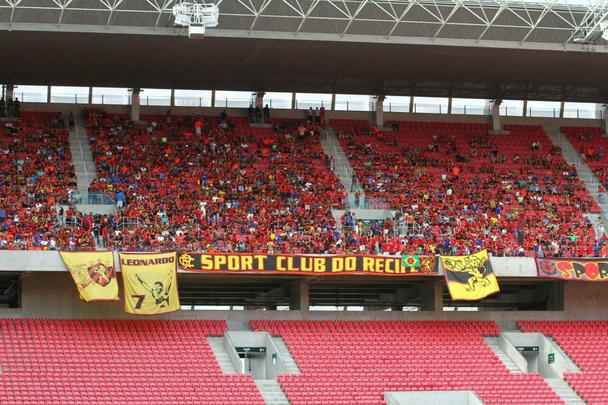 Torcidas de Náutico e Sport vão em pequeno número para duelo na Arena de Pernambuco