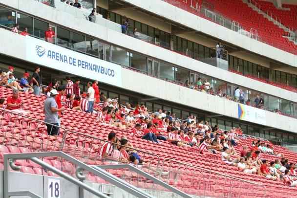 Torcidas de Náutico e Sport vão em pequeno número para duelo na Arena de Pernambuco