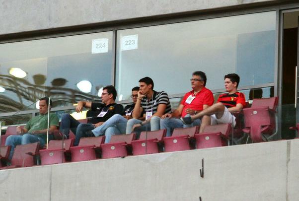 Náutico recebe o Sport na Arena de Pernambuco. Filho de Tite (camisa listrada), técnico da Seleção Brasileira, observa atletas no jogo. Ele é um dos auxiliares do comandante da canarinho