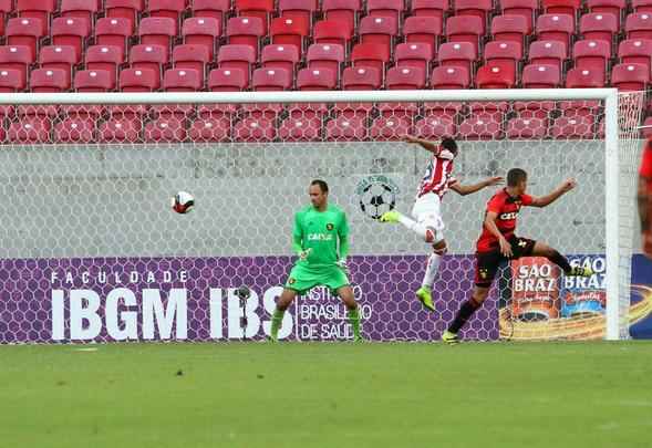 Erick salta para marcar segundo gol do Náutico na partida